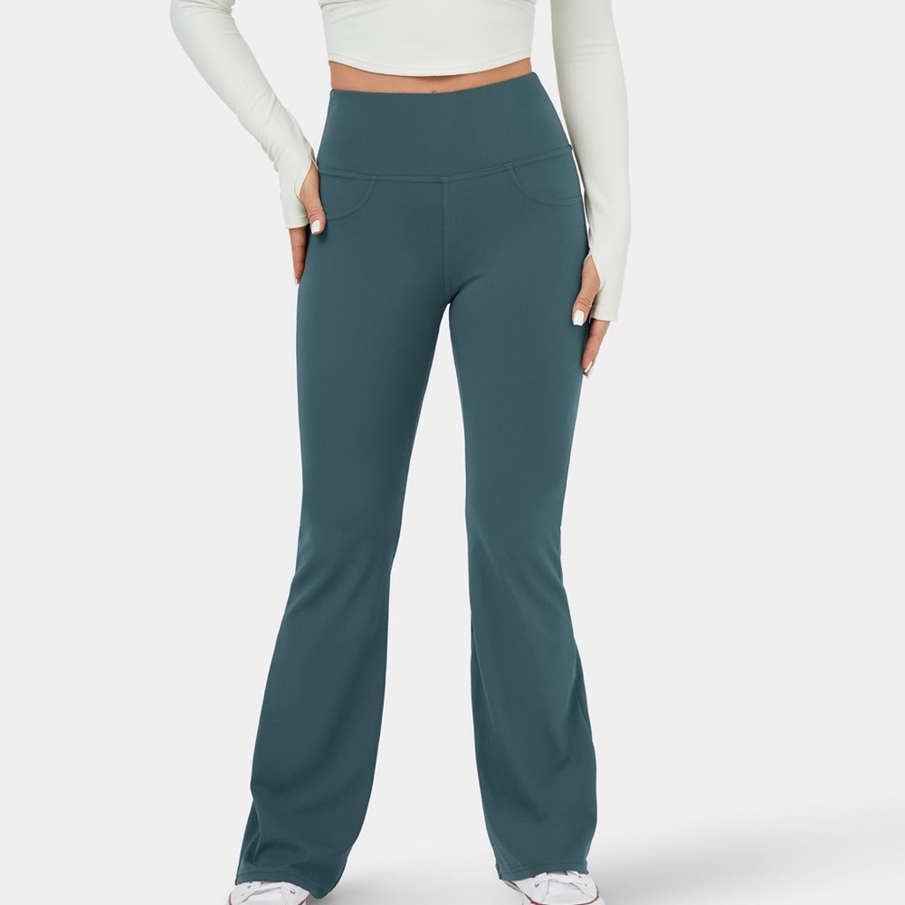 05H3- High Waisted Back Pocket Flare Yoga Leggings. Size Small